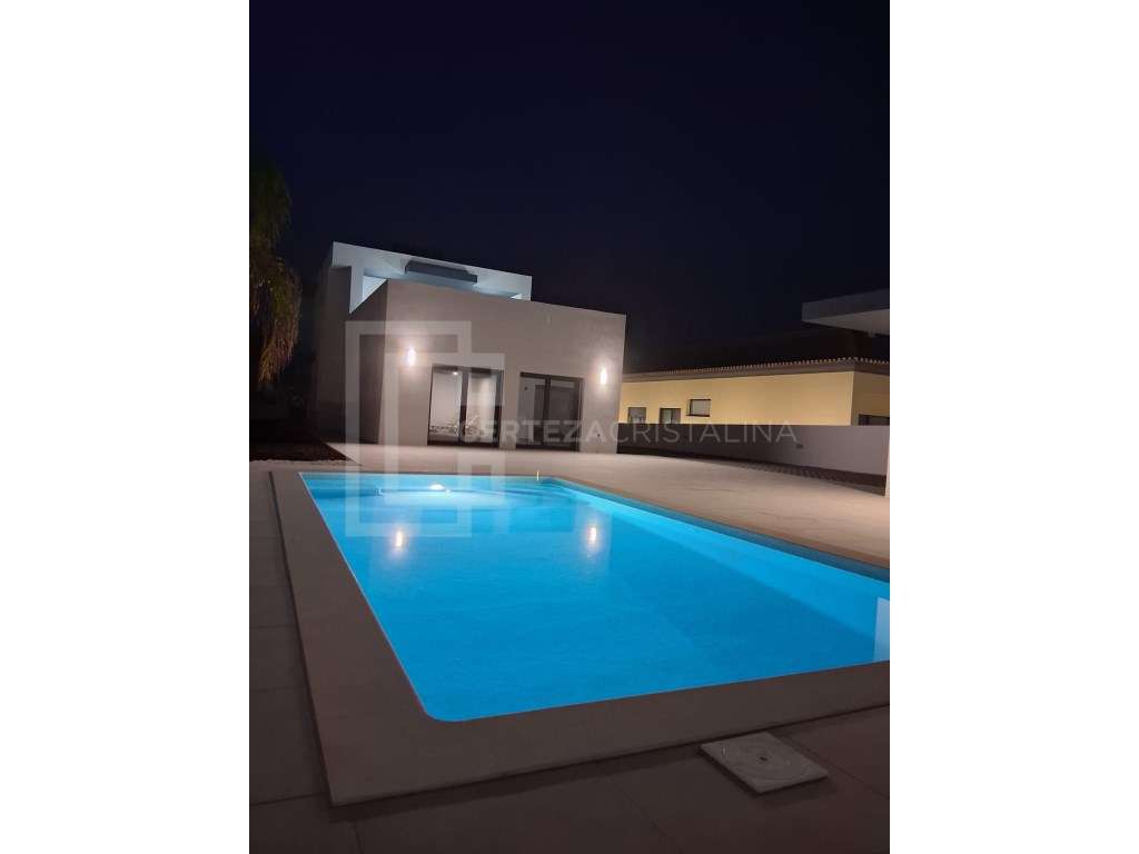 MORADIA CONTEMPORÂNEA COM PISCINA PRIVADA E GARAGEM-28