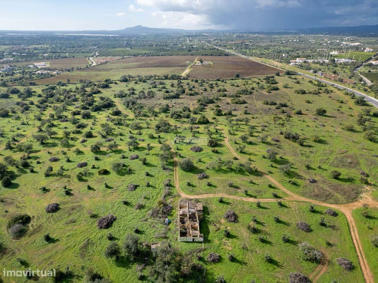 Terreno urbano com 21,8 hectares situado na ligação entre a A22 e o ce-18