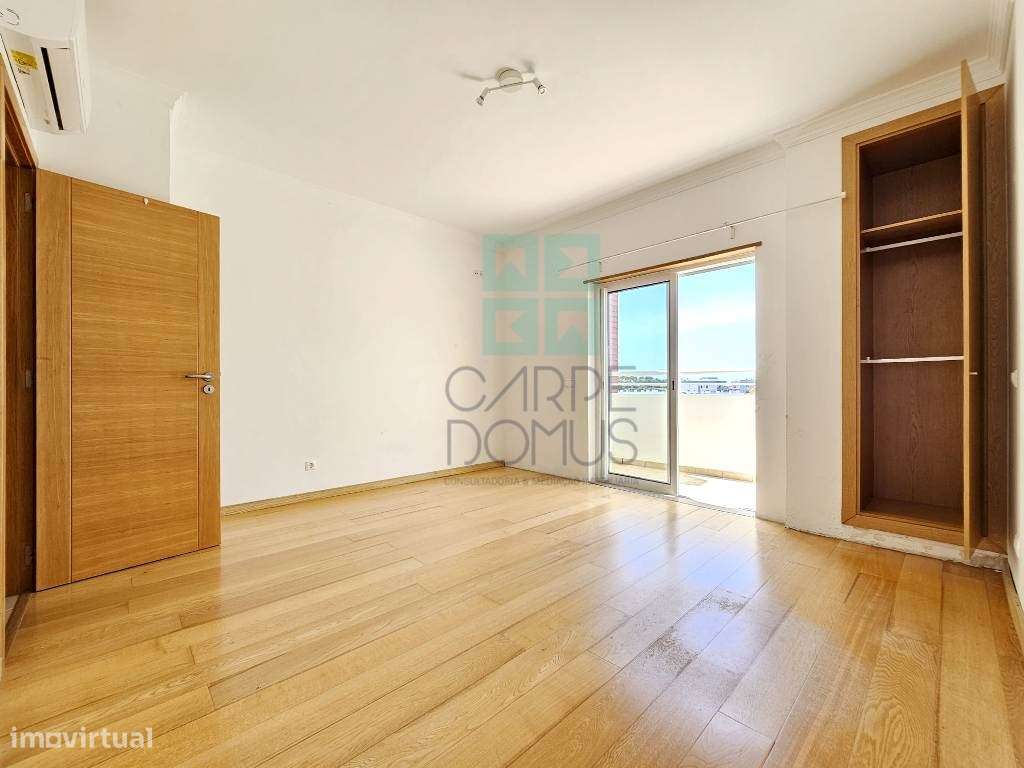Espaçoso apartamento T3, com parqueamento, junto centro de Loulé, A...-32