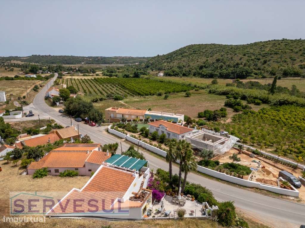 Charmosa moradia de 2 quartos de 121 m², inserida num terreno com 2...-47