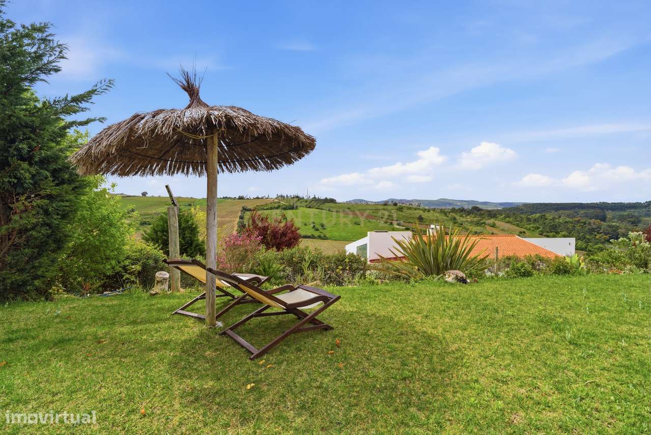 Quintinha T4 com edificação contemporânea no coração do Oeste, com ter-31