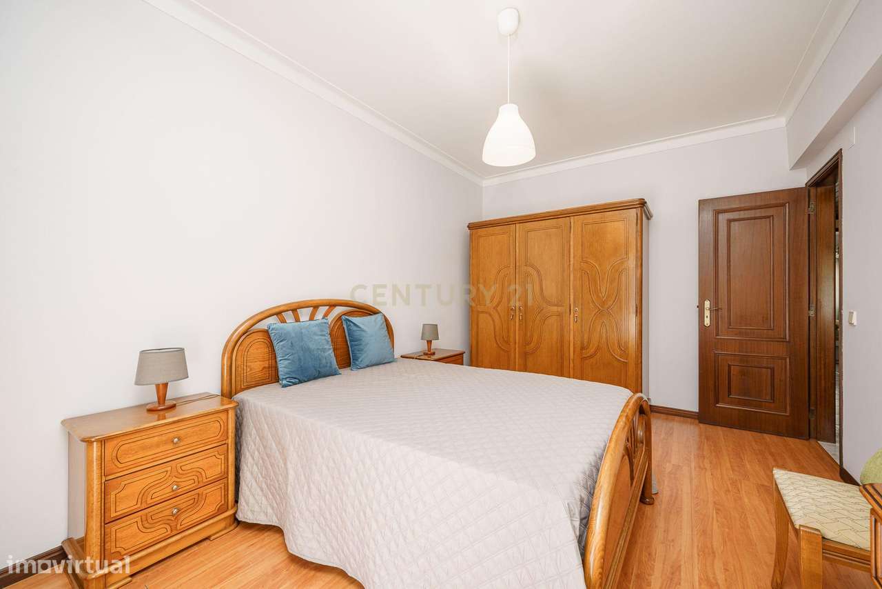 APARTAMENTO T4  CONVERTIDO EM T3 , SEMI REMODELADO, EM SETÚBAL-13