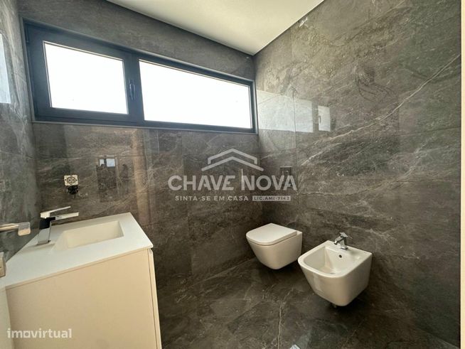 Moradia V4 Geminada com Piscina em Espinho-15