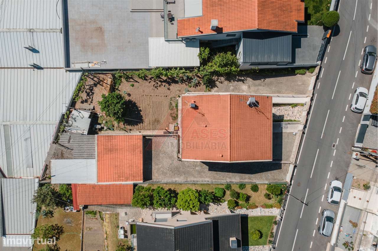 Moradia Espaçosa com 3 Habitações Independentes, Garagens e Terreno –-48