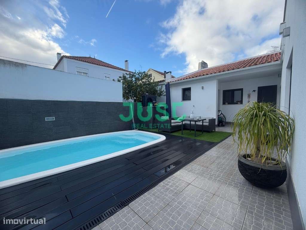 Moradia isolada, T3, seminova com garagem e piscina na Quinta do Conde-6