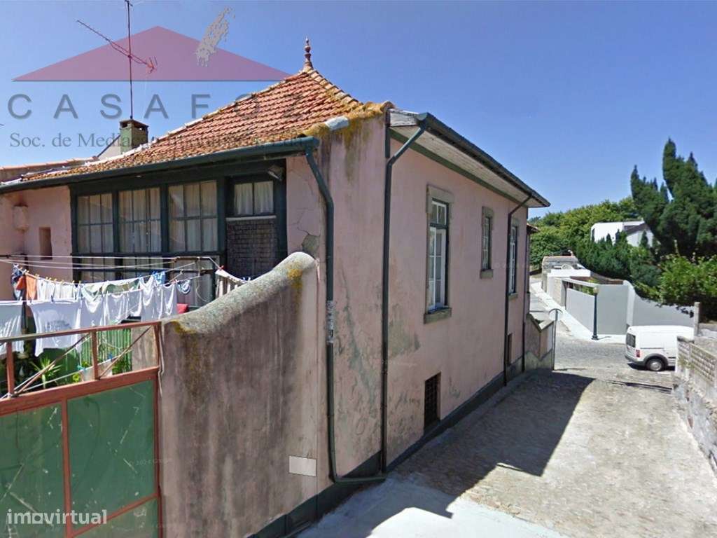 Lordelo do Ouro - Moradia de gaveto para recuperação total-2