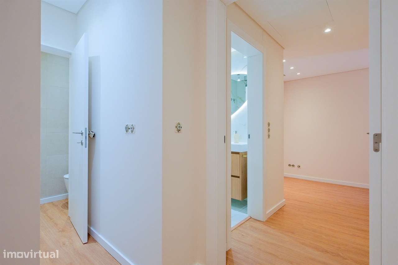 Apartamento T1 com garagem, totalmente remodelado, em condomínio com p-11