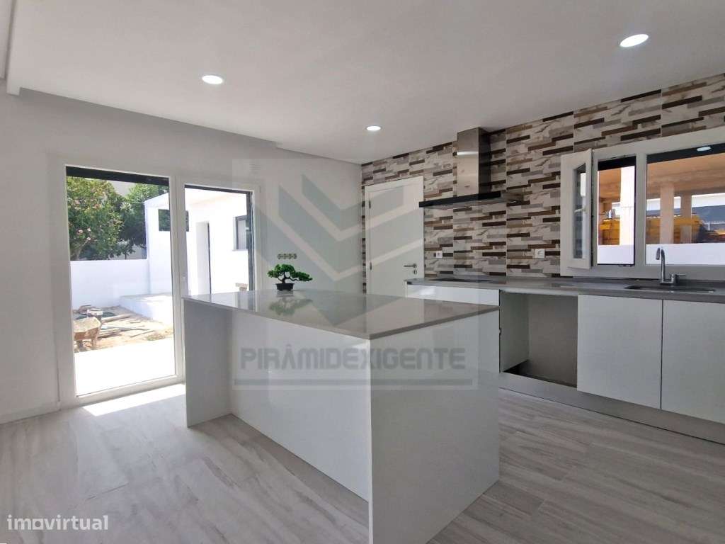 Moradia Isolada, Fernão Ferro, 2 Suítes, open space 46m2-19