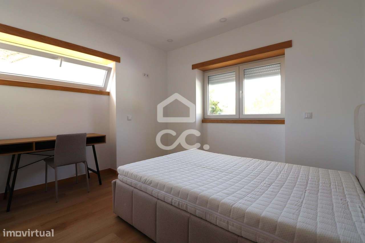 Moradia totalmente remodelada com 6 apartamentos T2 junto à Dias da Si-4