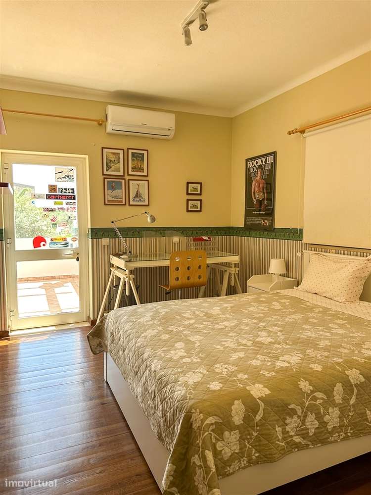 Moradia T5 com piscina e jardim a poucos metros da Praia do Alemão – A-40