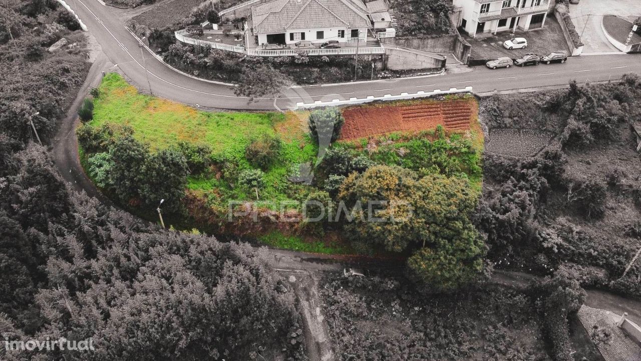 Terreno com possibilidade de construção em Santo António da Serra