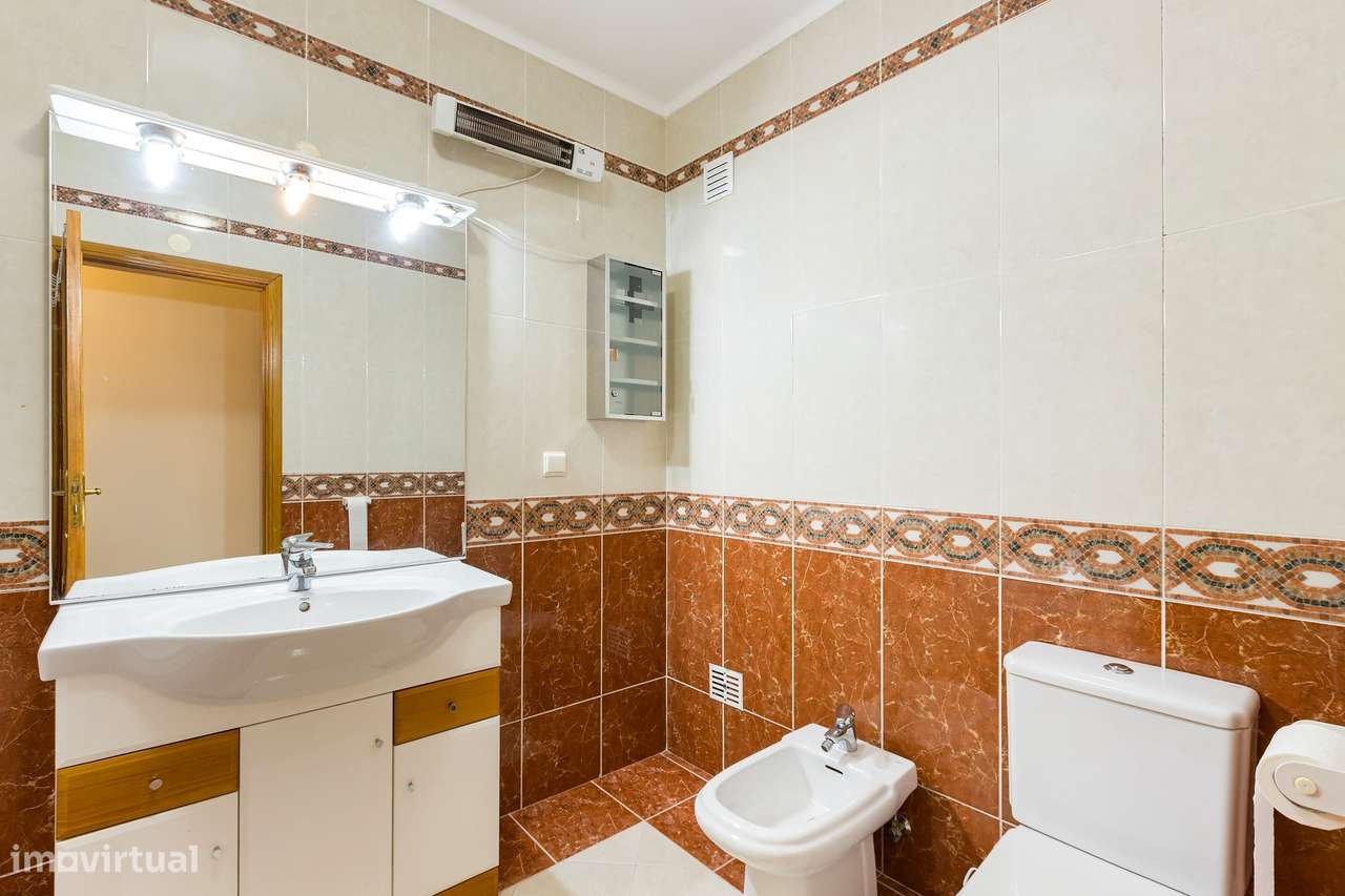 T3 com óptimas áreas e 1 Lugar de garagem, na II Fase Quinta da Piedad-30
