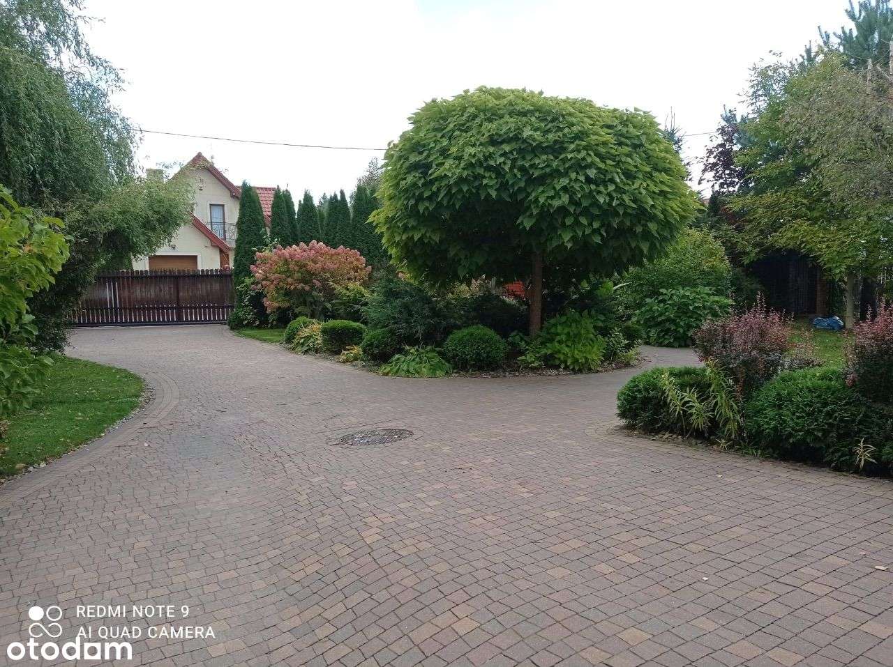 Dom marzeń pod Warszawą – przestrzeń, ogród i niskie koszty-10