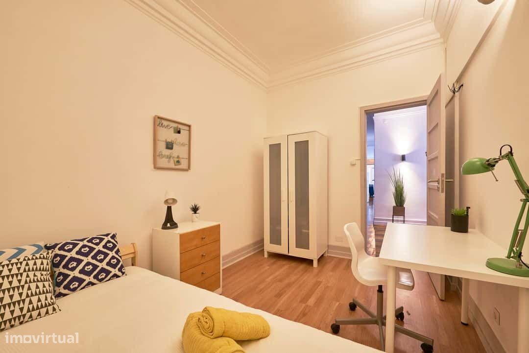 Comfortable double interior bedroom in Marquês de Pombal - Room 11