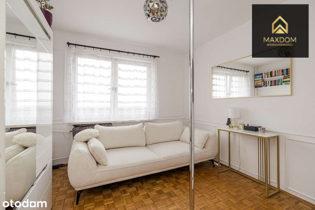 Przy samym wejściu do Metra Płocka + parking-5