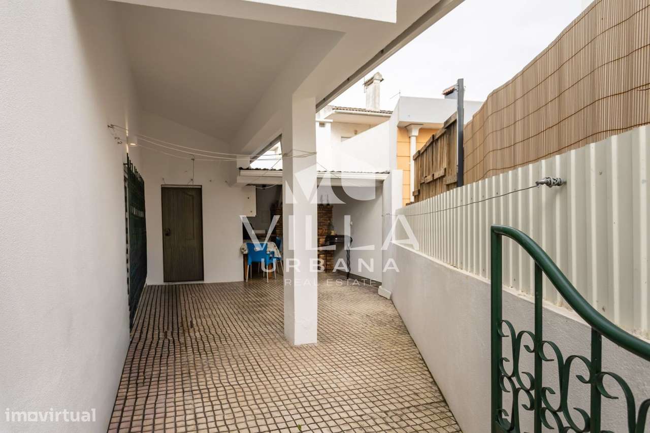 Moradia T3 +1 com Garagem localizada numa zona tranquila em Belverde-31
