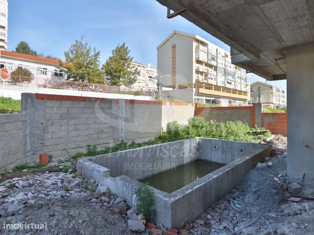 Moradia V4 nova com piscina no Bairro Sol Tejo, São João da Talha-6