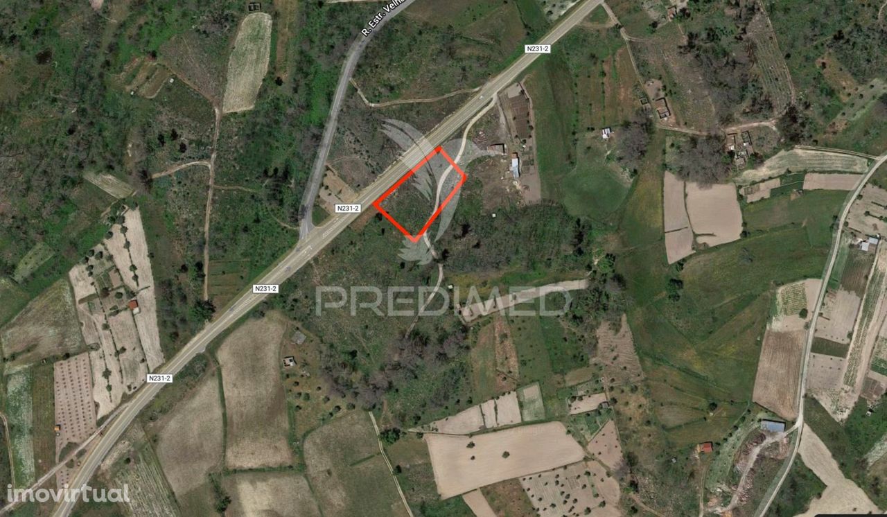 Terreno Junto à Estrada Nacional em V.F. da Beira com 950m2