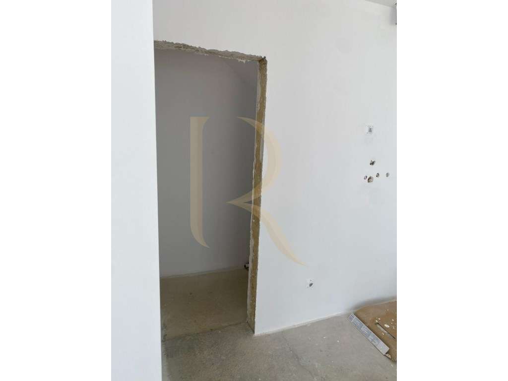 Moradia isolada T4 por terminar na Charneca da Caparica-18