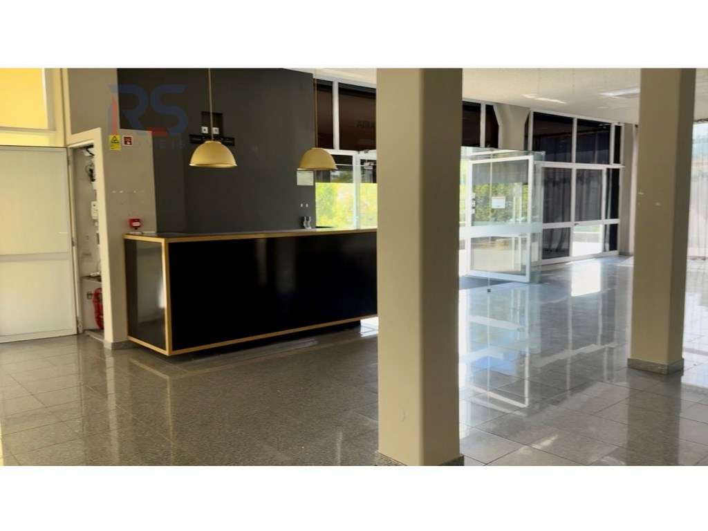 Loja de 4 frentes Porto Egas Moniz-18