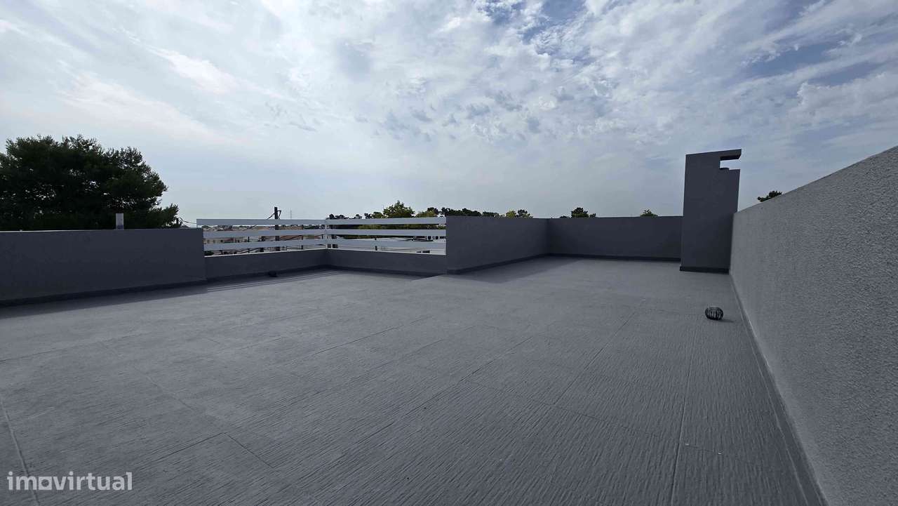 Moradia T4 isolada com jardim e garagem-9