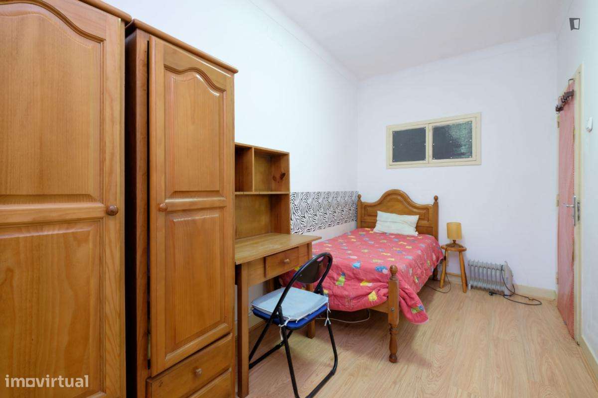 Quarto - localizado em Baixa Coimbra - Grande imagem: 2/6