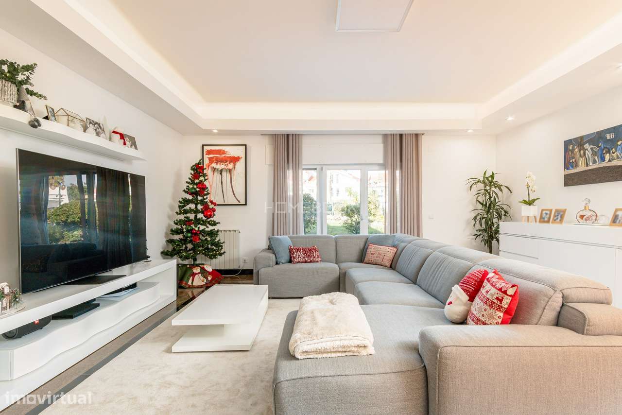 Moradia T5 renovada em condomínio fechado com piscinas, campo de ténis-8