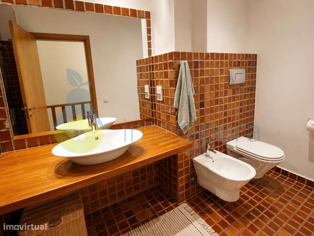 Moradia moderna geminada, está como nova, de dois pisos, localizada...-21