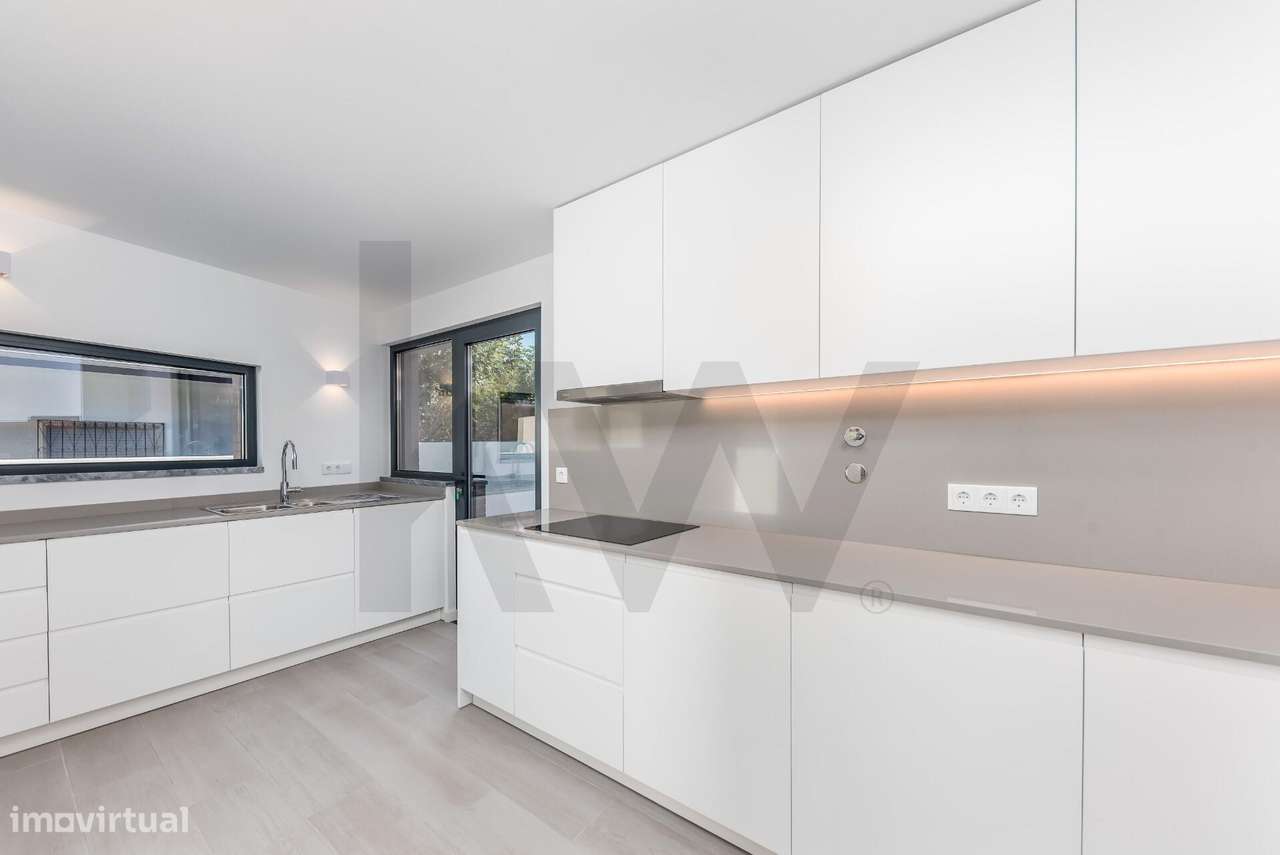 Moradia T3 Nova com Jardim, Terraço e Estacionamento – Próxima da CREL - Grande imagem: 1/60