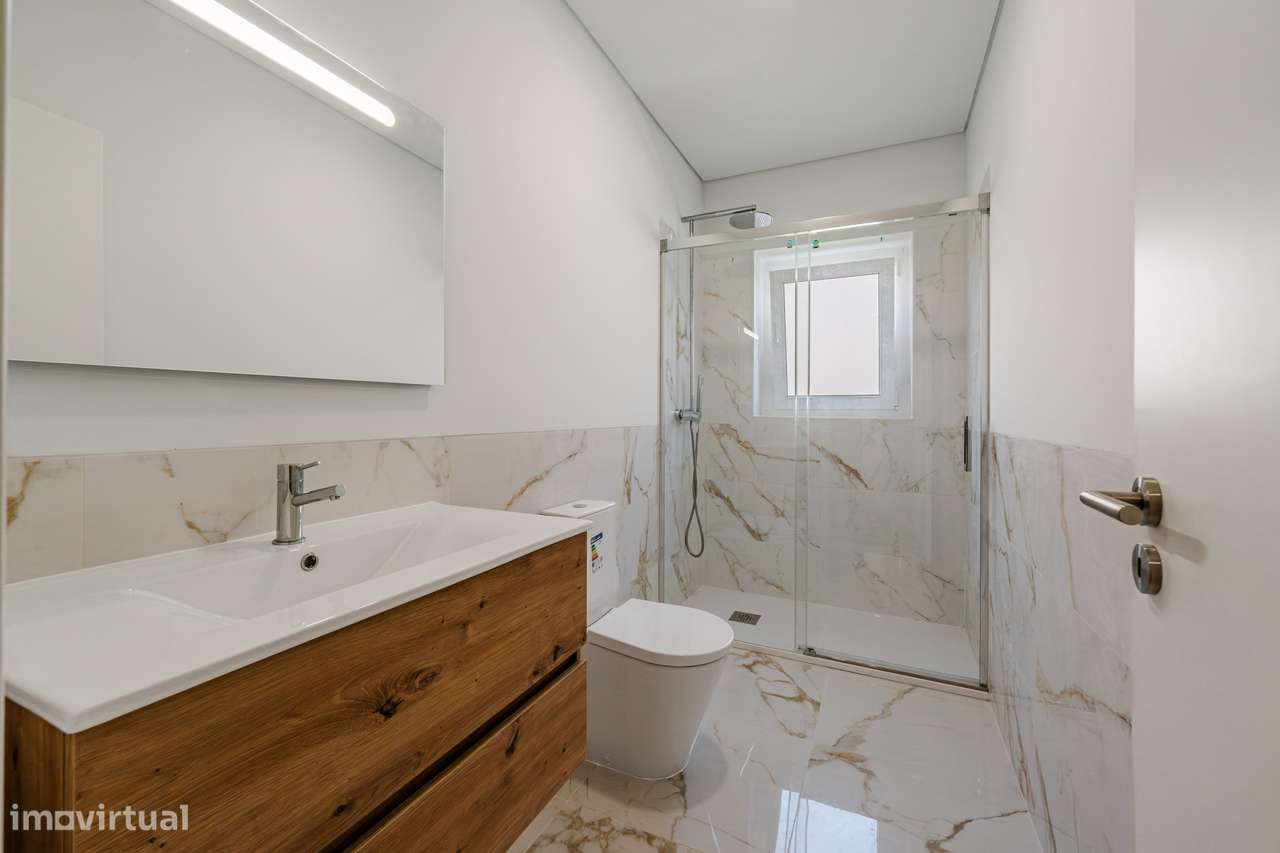 T2+1 Totalmente renovado com piscina | Penha de França |-16