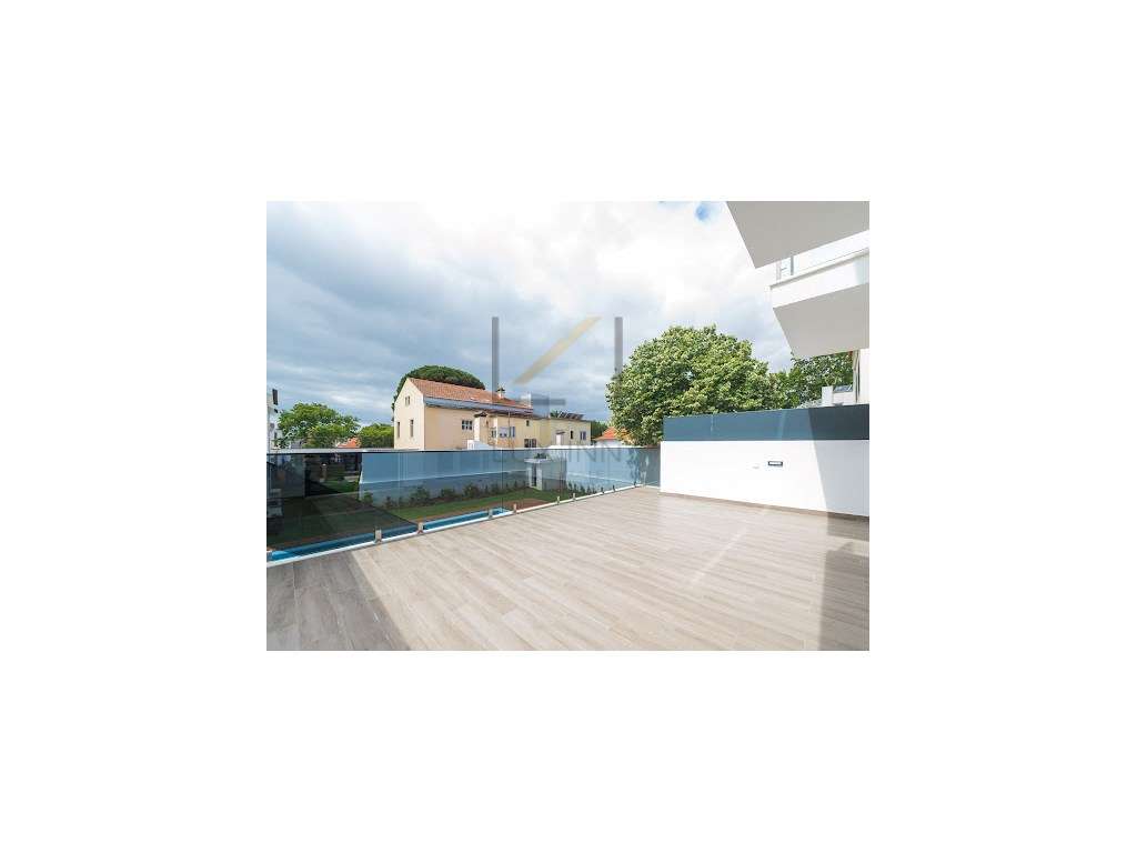 Moradia de Luxo T4 , São Pedro Do Estoril, com Piscina e Garagem-18