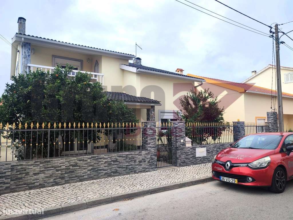 Moradia Isolada T5 com Garagem e anexo em Quinta do Conde-0