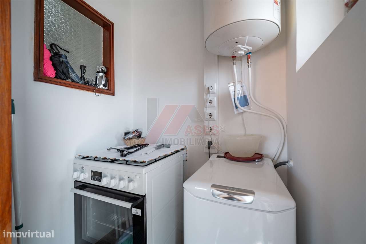 Moradia Espaçosa com 3 Habitações Independentes, Garagens e Terreno –-14