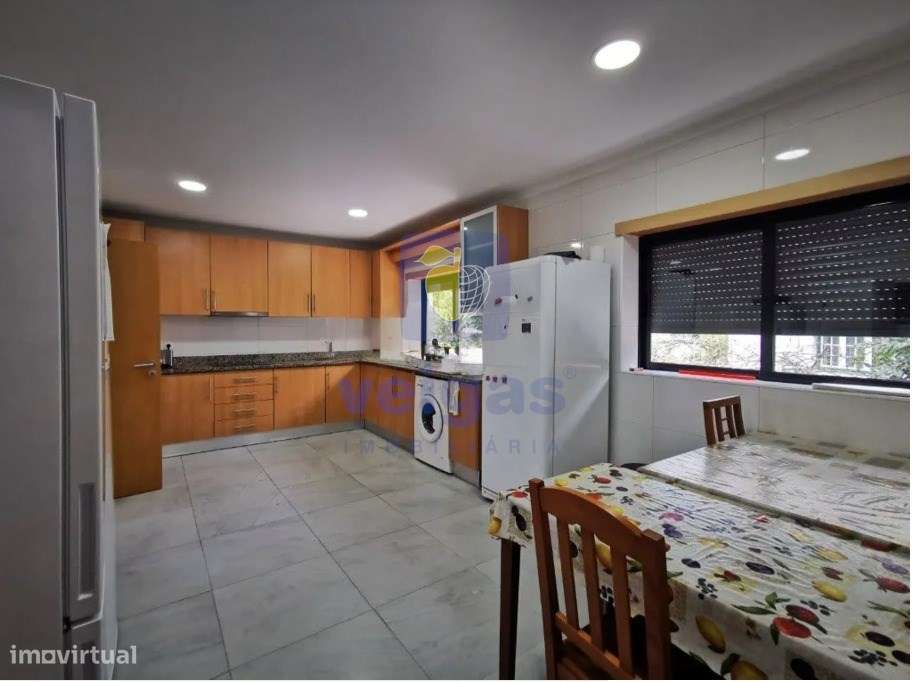 Imóvel para investimento! Prédio com 2 Apartamentos e Espaço Exterior - Grande imagem: 2/19