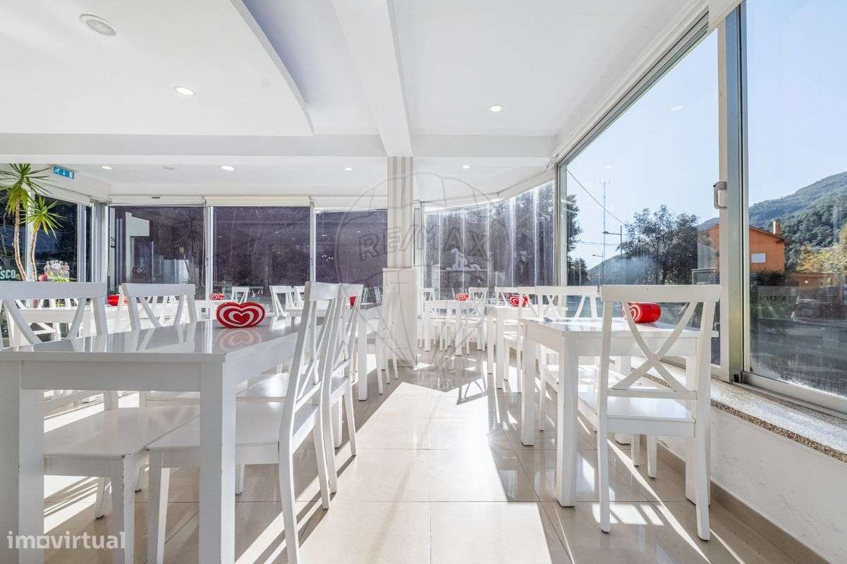 Moradia T5 + espaço comercial de grandes dimensões no centro do Gerês! - Grande imagem: 4/42