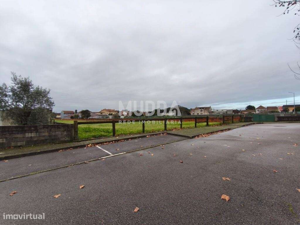 Terreno urbano destinado a construção, situado em  Eixo-6
