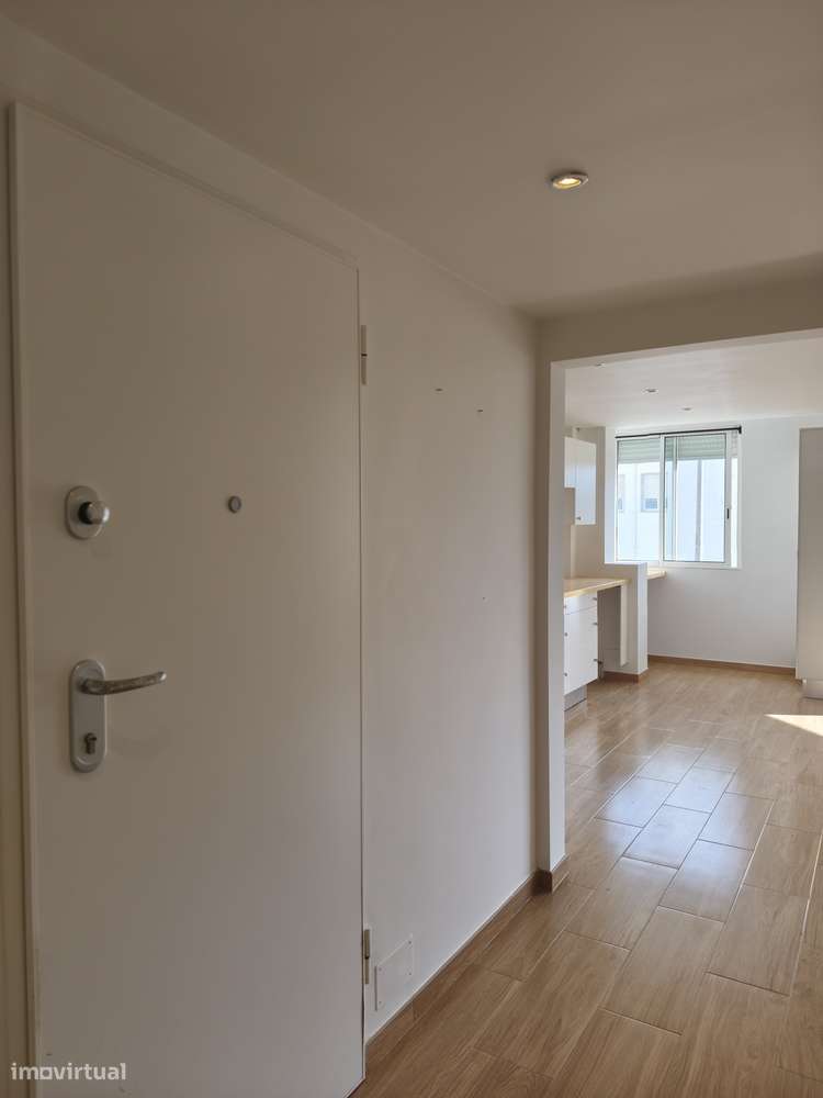 T2 Bem Conservado na Rua José Cardoso Pires, Areias, Estoril.-6