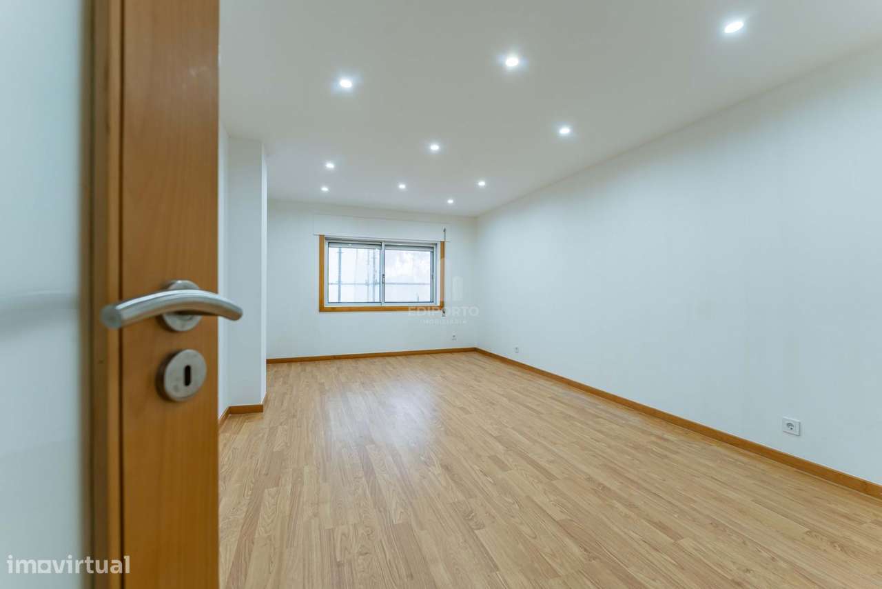 T3 Renovado | 2 Frentes | Varanda | Garagem e Arrumos – Porto junto à-5