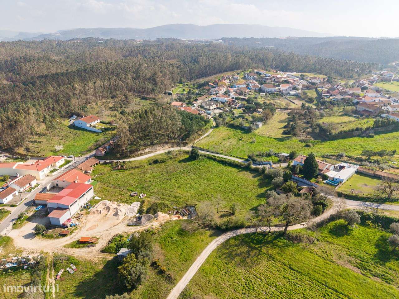 Moradia para recuperar implantada num lote de terreno de 7960m2, em Ru - Grande imagem: 4/17