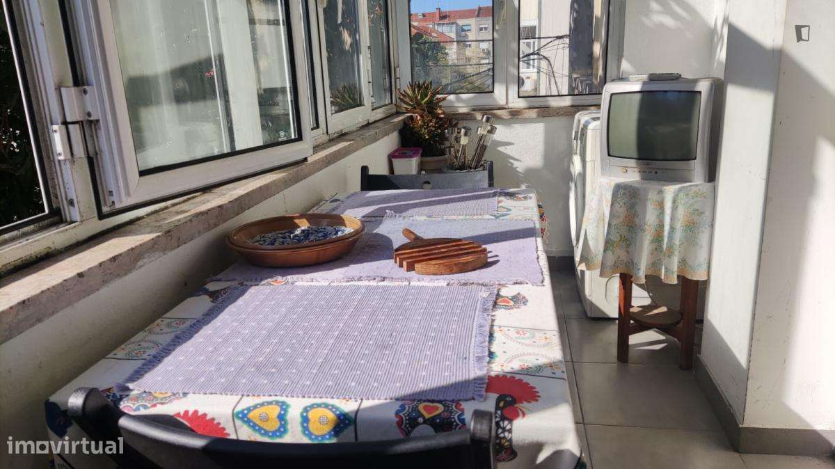 Quarto - localizado em Roma-Areeiro Lisbon - Grande imagem: 5/6