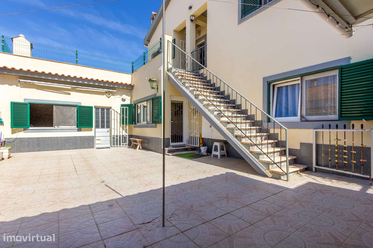 Moradia Bifamiliar com 2 Apartamentos T1 para Habitação e Rendimento-27