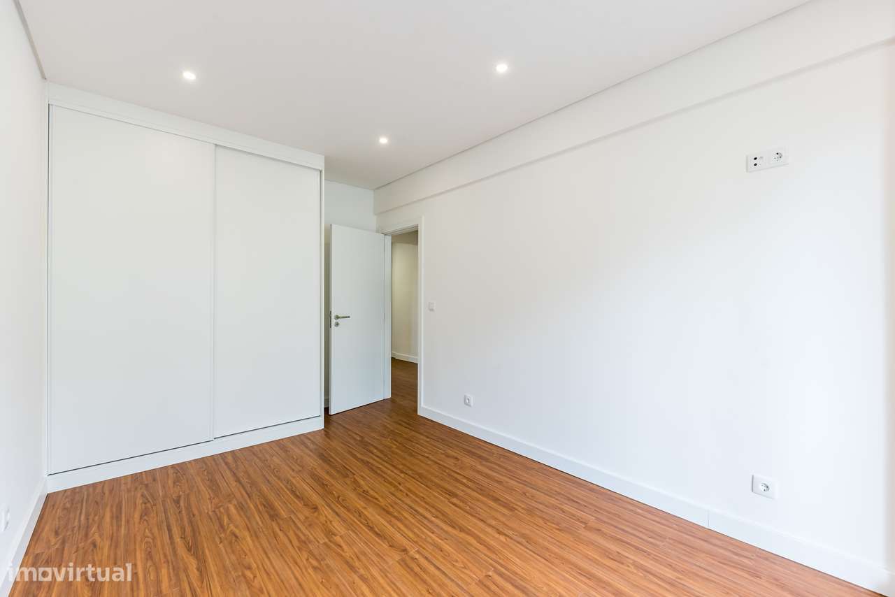 T2 Amadora | Totalmente Remodelado | Varanda-12