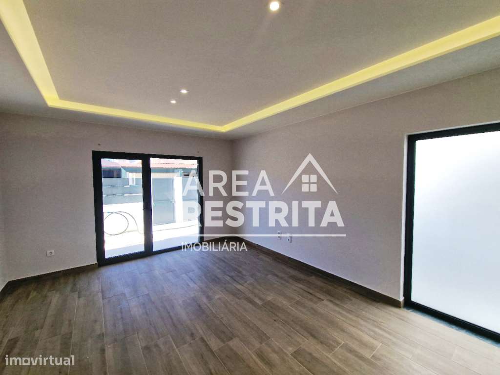 MORADIA T3 GEMINADA COM GARAGEM E TERRAÇO SUPERIOR NA QUINTA DO CONDE-5