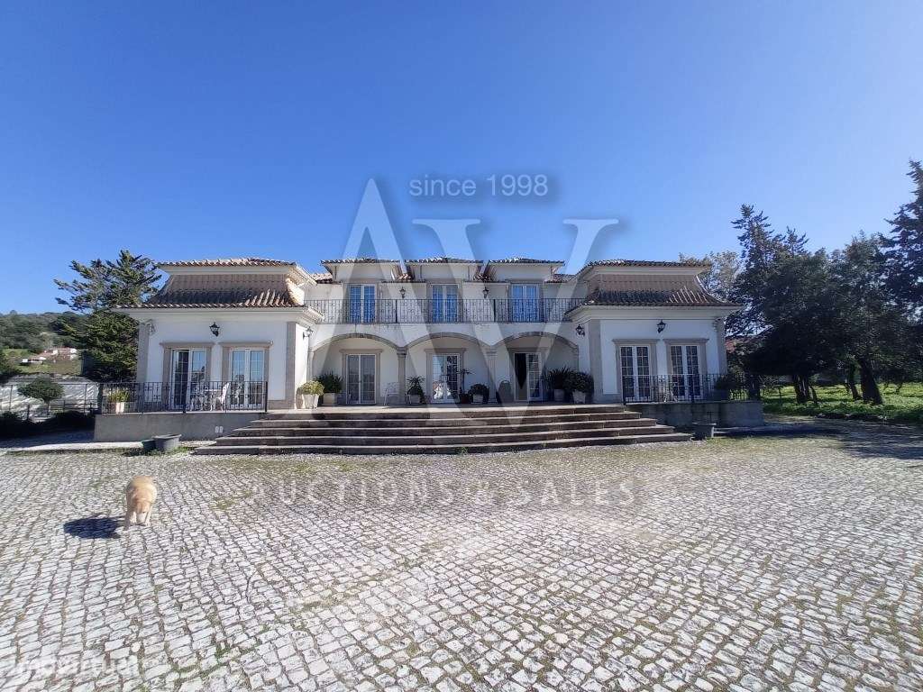 Quinta composta por moradia de dois pisos, com piscina, garagem e t...-0