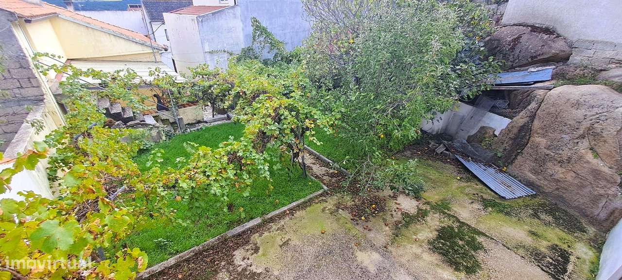 Moradia T5 com garagem e jardim em Miranda do Douro-59