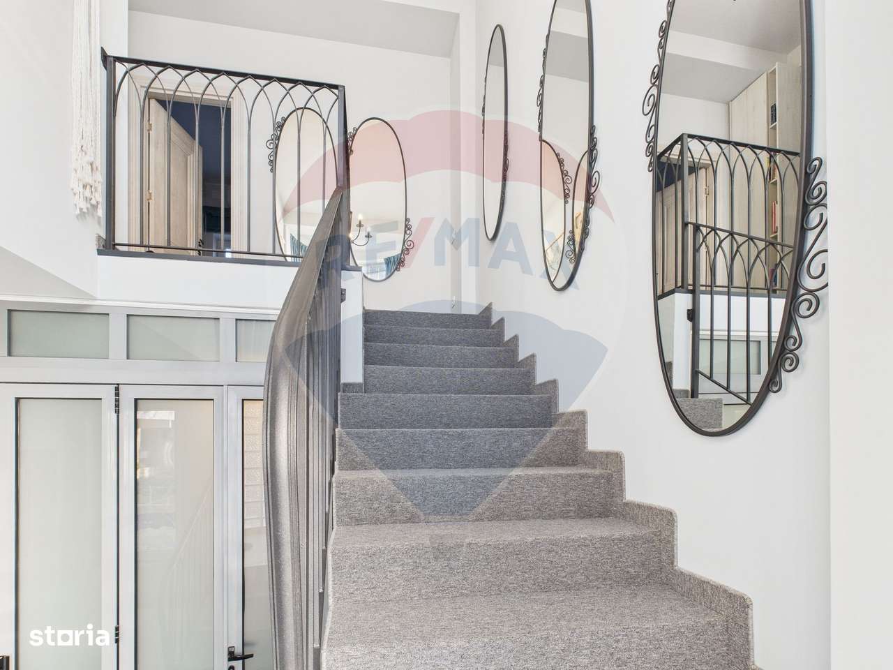 Casă / Vilă cu 5 camere de vânzare în zona Central-7