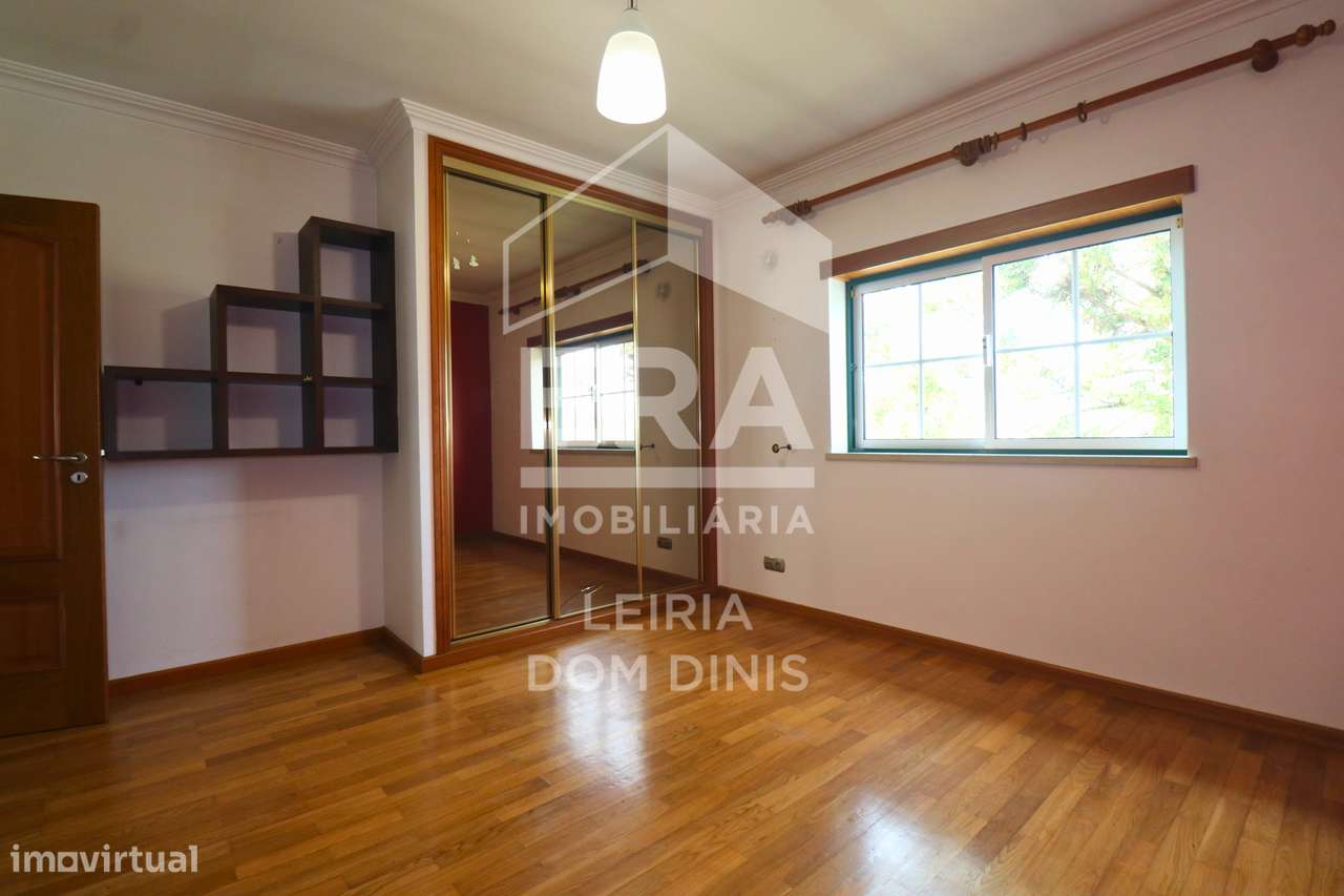Moradia T4 com piscina e garagem em Leiria - Grande imagem: 5/37