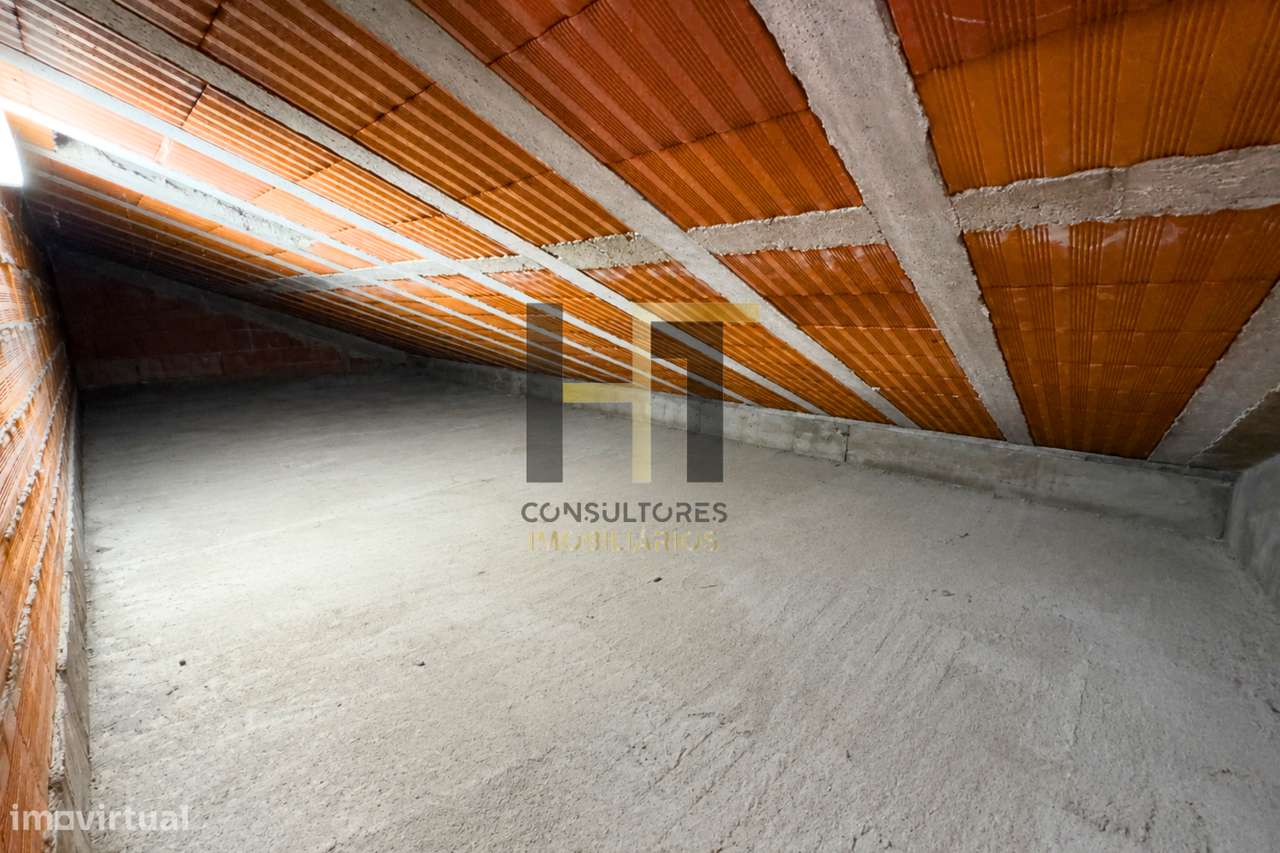 Moradia T3 | 4 Frentes | Piscina, Suite c/ Closet, Garagem 3 Carros |-28