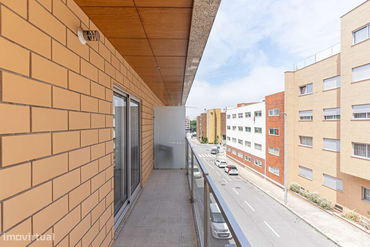 T1 com Garagem e Varanda Junto Hosp. São João-14