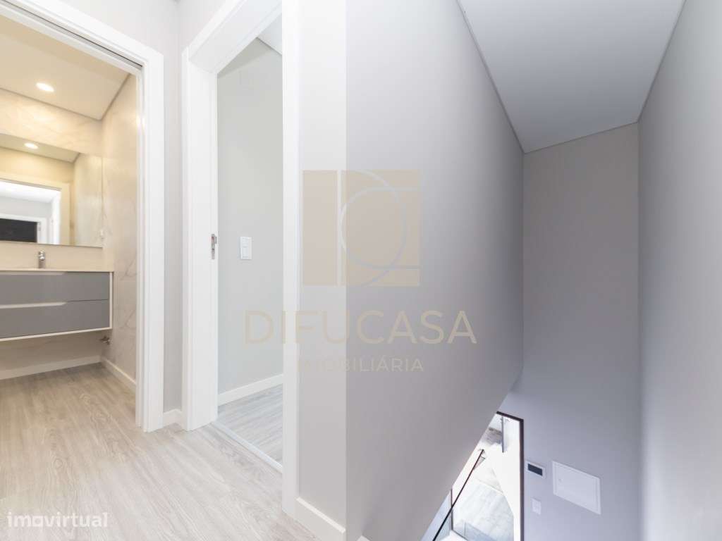 R300 Moradia T3+ 1 (sala de 40m2 localizada centro Fernão Ferro)-41